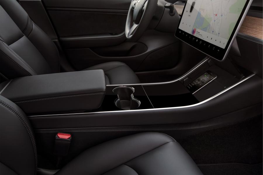 Интерьер Tesla Model 3 2017 года  (US) (фото 16 из 49)